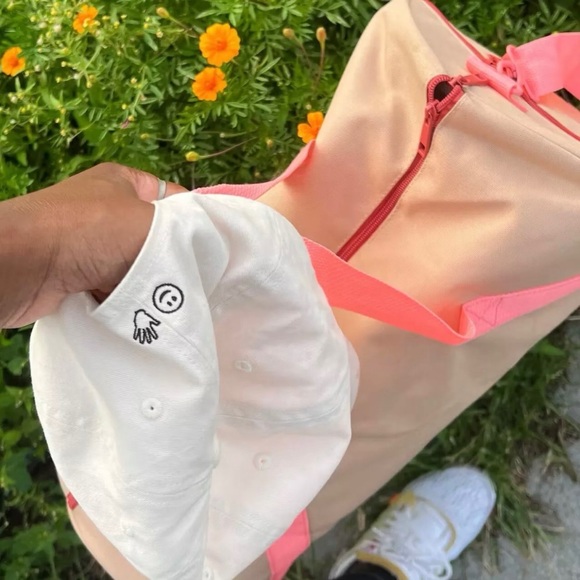 NWT Glossier Duffle Bag Sand Desert Rose Peach Straps Pocket Bag Gym Satchel - Picture 5 of 8